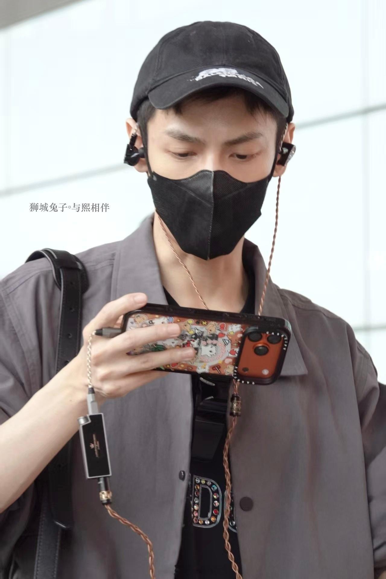 罗云熙出发音乐节造型路透来了！这也太帅了吧！[拜托] ​​​