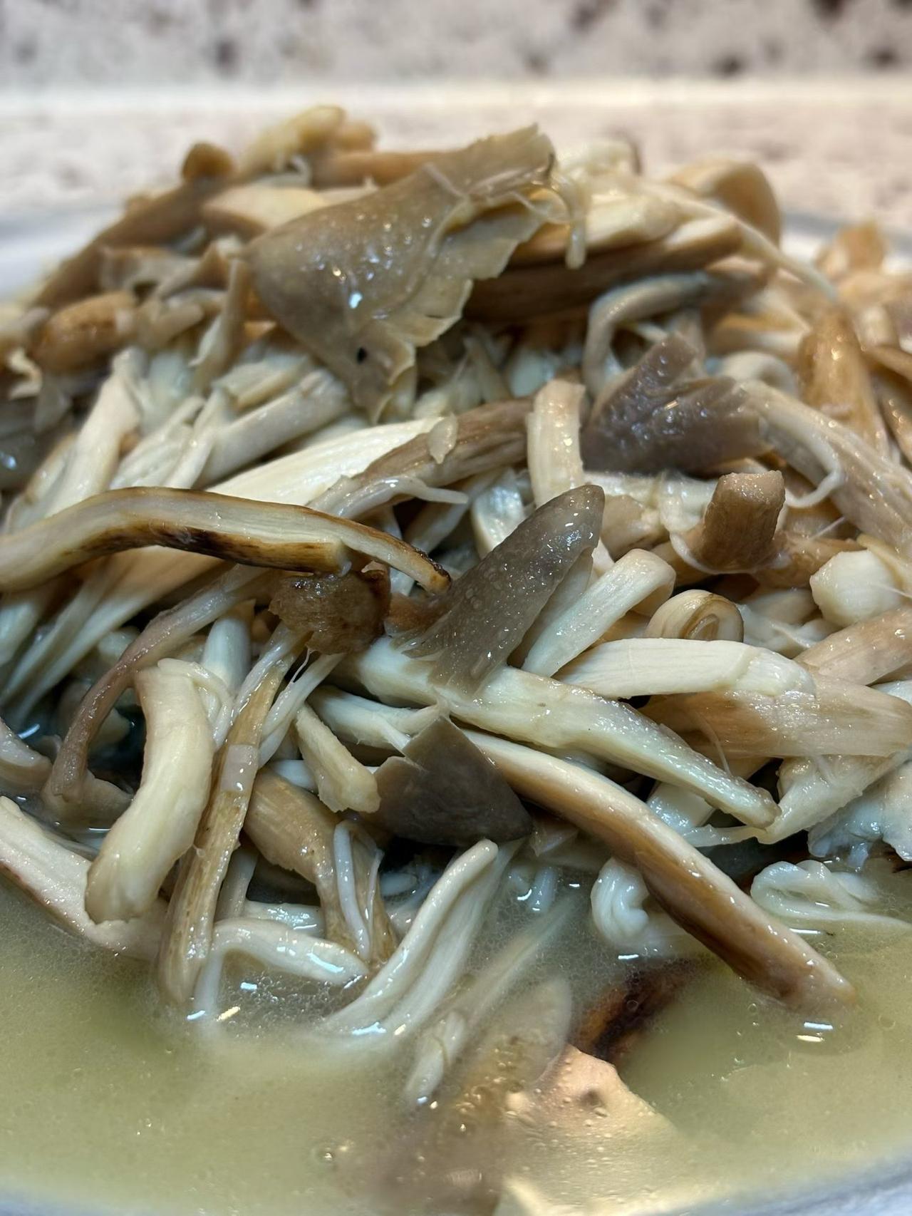 新鲜采摘的野生菌，自然美味等你来尝！🍄👩‍🍳分享一张天空的月亮吧 你们家晚