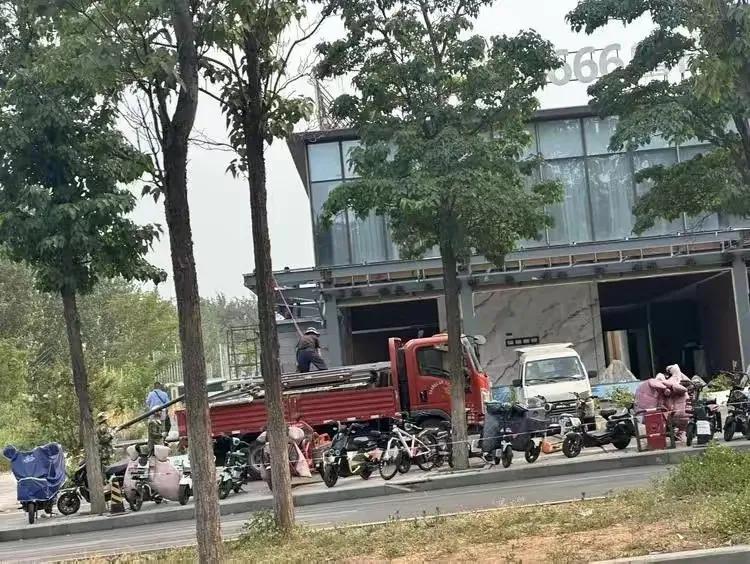 章丘鲁商合盛汇，商场还没开工呢，售楼处先拆了。


鲁商合盛汇位于赭山大街以西、