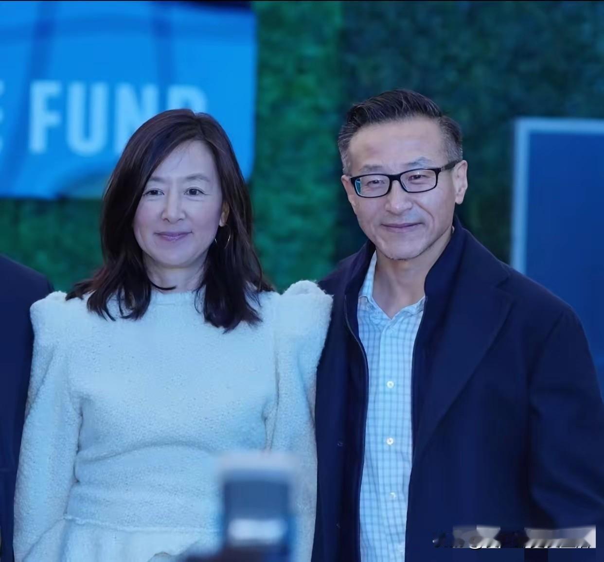 这才是门当户对，旗鼓相当的爱情和婚姻。
蔡崇信与吴明华是华裔精英夫妻的典范。蔡崇
