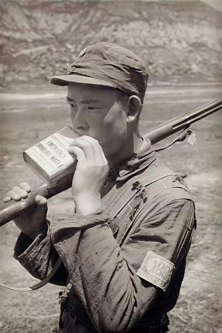 这是一张真实的照片，拍摄于1944年，地点位于延安东关机场附近，有没有军事方面的