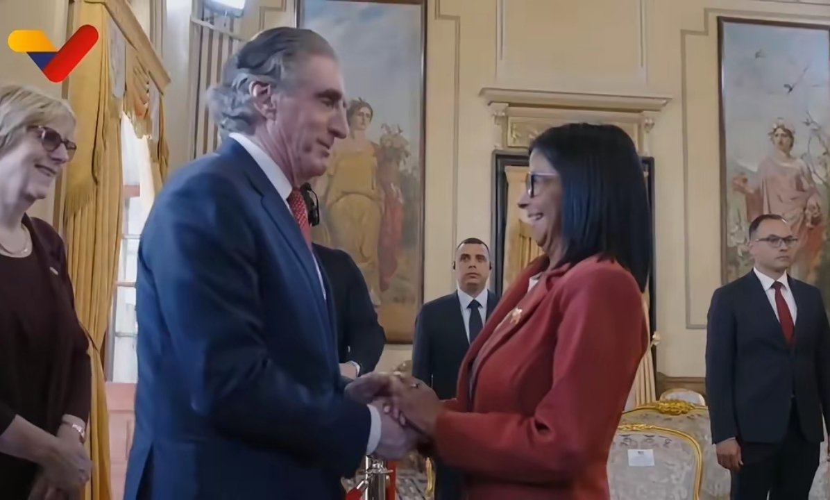 总统还在美国大狱里，代总统却跟美方谈笑风生。委内瑞拉这出戏太魔幻了 