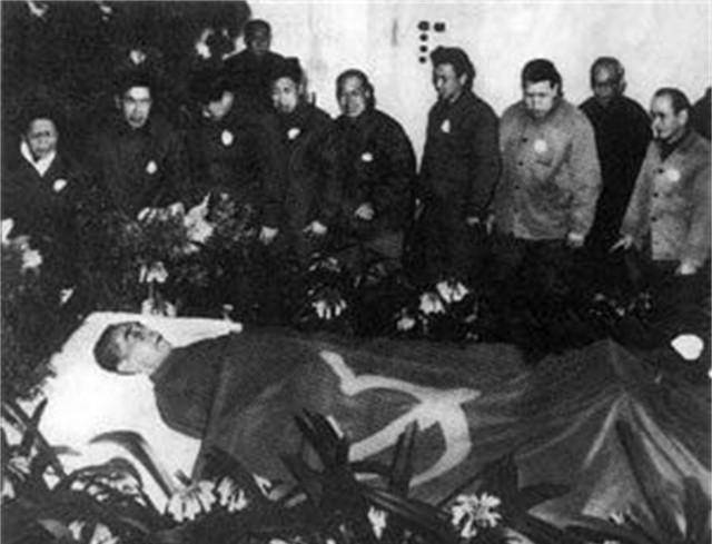 周恩来逝世时由谁发表悼词引发广泛讨论，叶剑英表示只有一人最符合资格和资历，你猜是