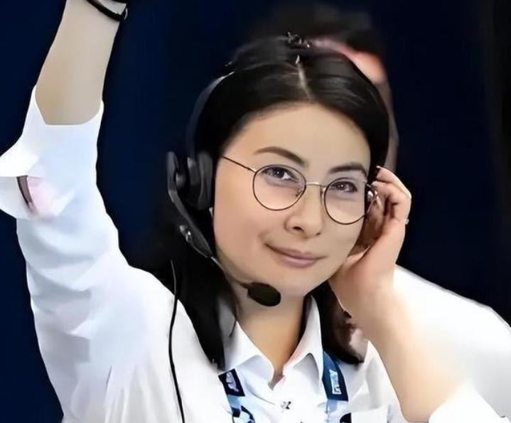 之前总刷到郭晶晶拎着环保袋、穿几十块钱平价T恤逛菜市场的画面，都快忘了她本身有多