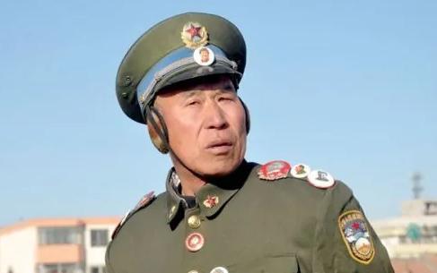 在山西阳高县，曾经住着一位名叫李德才的老人。他生于1941年，小时候家里很穷，一