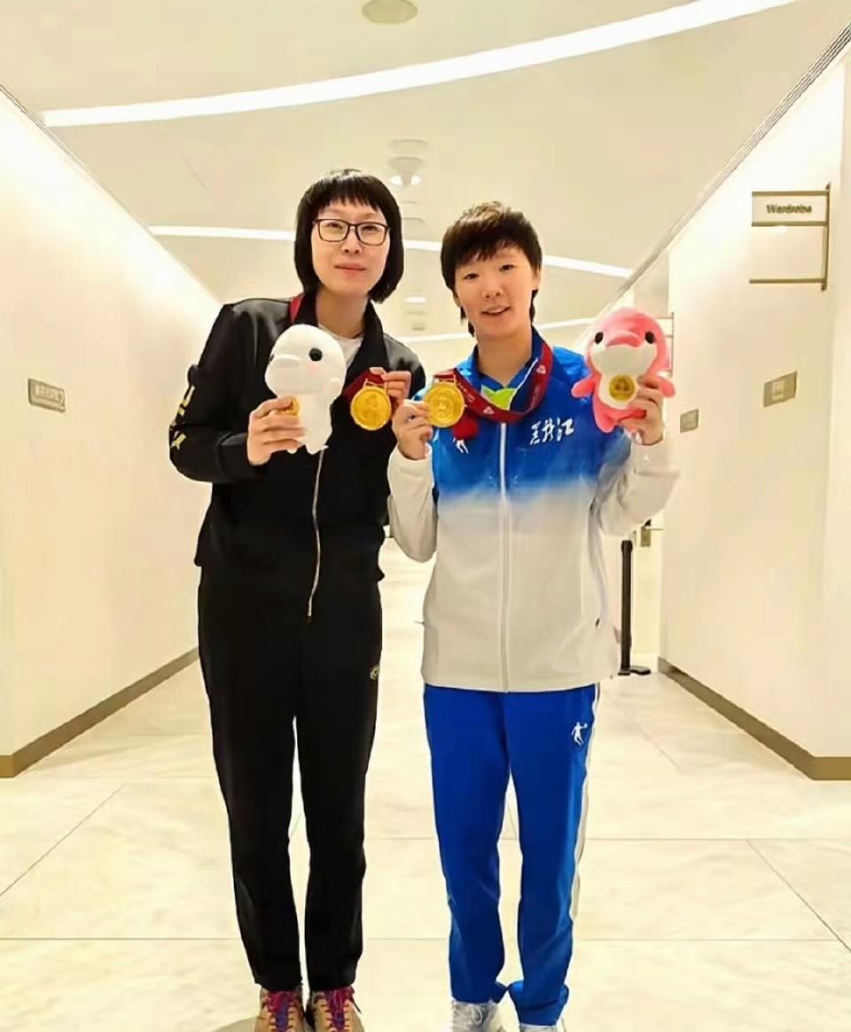 王曼昱澳门全运会乒乓球比赛期间省队体能教练晒出与曼昱夺冠后合影！
还有比赛前热身