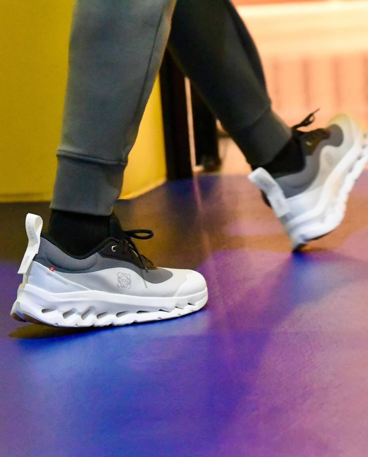 库里赛前穿搭上脚ON x LOEWE Cloudtilt 2，训练上脚的是GT 