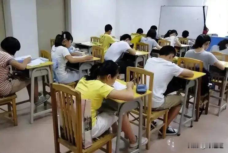 我想问一下
暑假了
大家都给孩子们报补课班了吗
大家都报了什么学科呢
孩子在开学