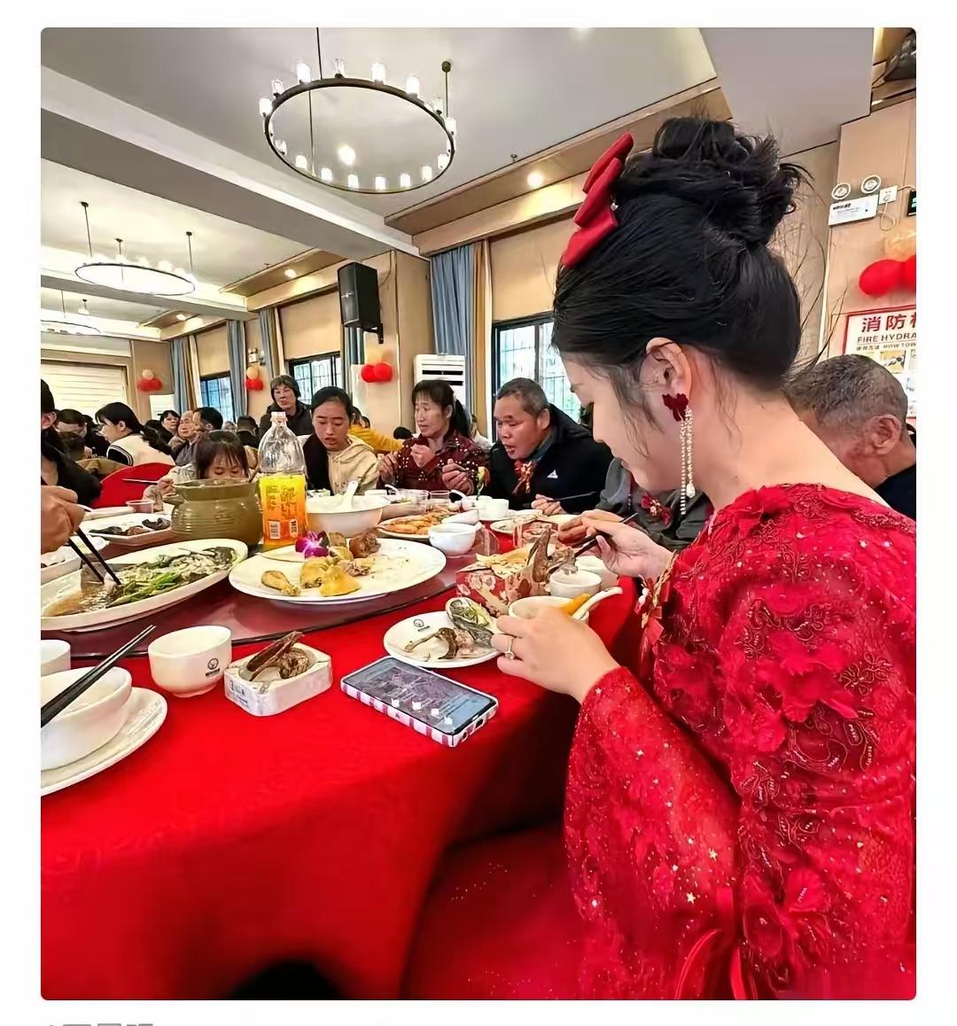 无锡这场婚礼火了！婚礼开始没有司仪主持，没有节目，没有游戏活动，就是新人说一句开