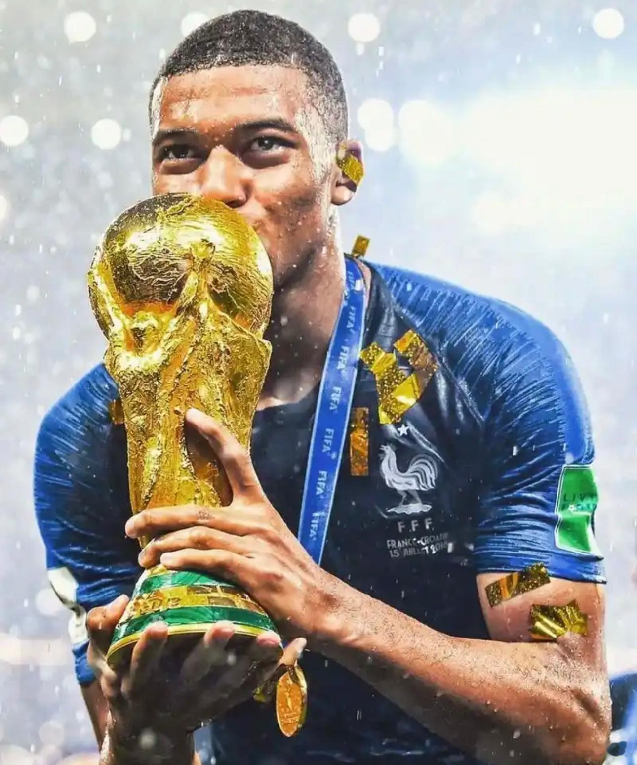 根据FIFA官方数据显示，法国前锋基利安·姆巴佩以37.61公里/小时的最高时速