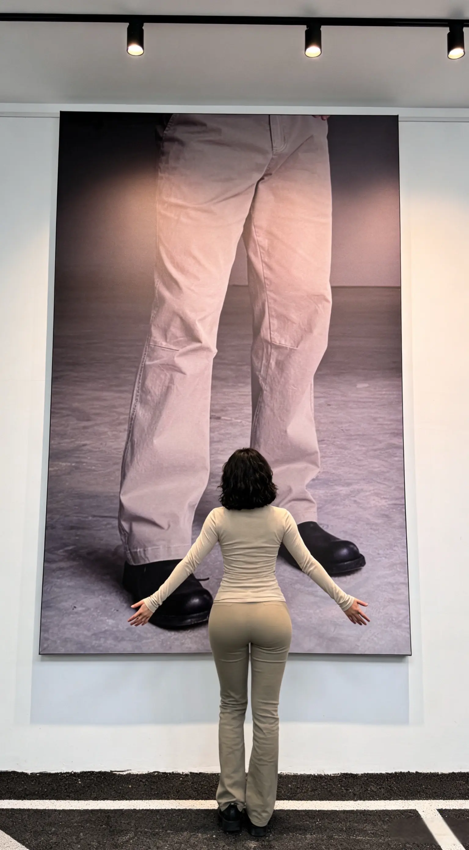 谁能拒绝这款裤子真的太帅了！它是那种水洗做旧的风格，穿上特别显腿直。而...