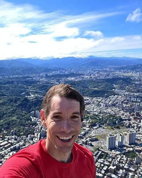 台湾101大厦曾是世界第一高楼，外墙结构复杂，亚历克斯仅穿着普通红色T恤，借助防