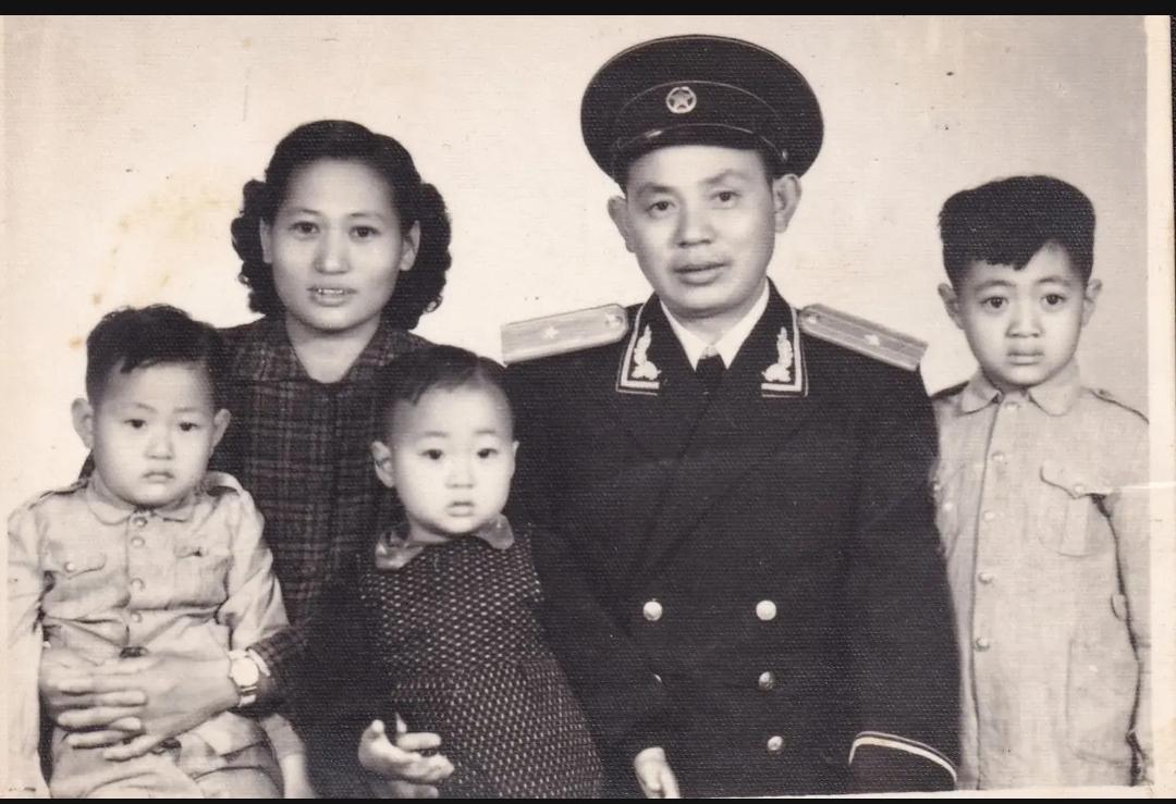 1955年，一名开国少校穿着新军装，与妻子和三个孩子合影留念。

这一年，新中国