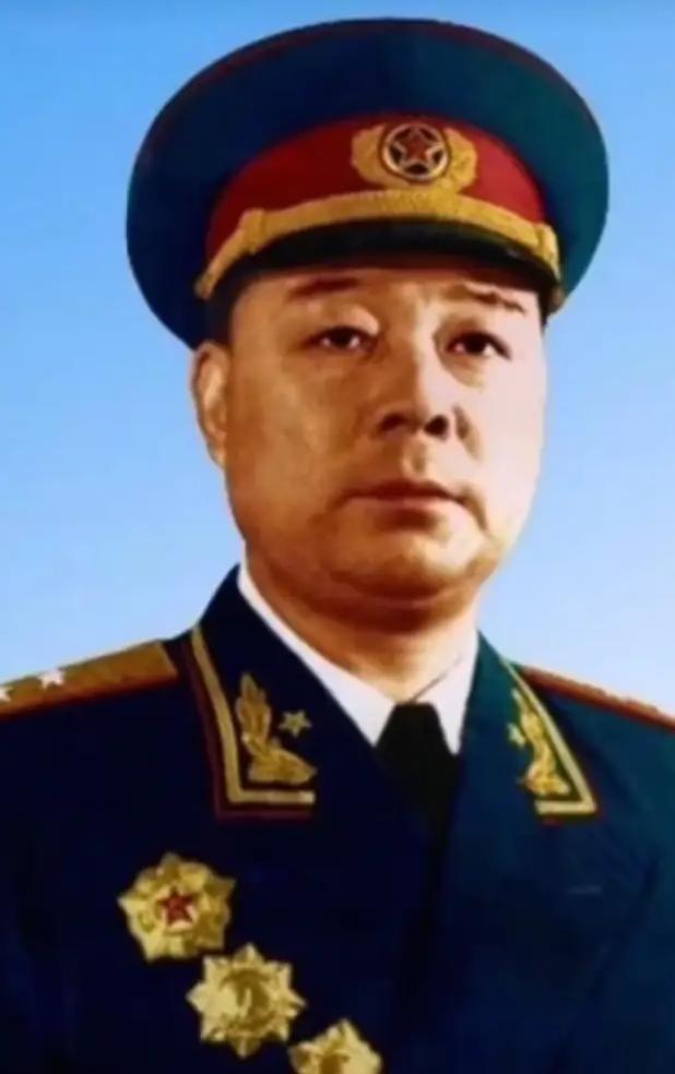 他是镇上卖鱼的老汉，看到报纸时，突然愣住了：这位将军，和他失踪18年的儿子很像！