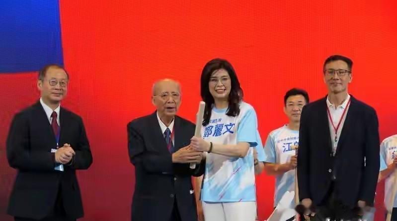 7月25日，国民党第二十二届第二次全代会在台北召开，现场安排了薪火传承的小仪式，