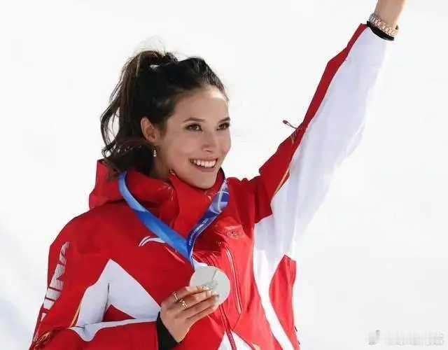 刚刚，谷爱凌斩获了本届赛事的U型池冠军，李方慧斩获亚军。这样，本届赛事中国代表团