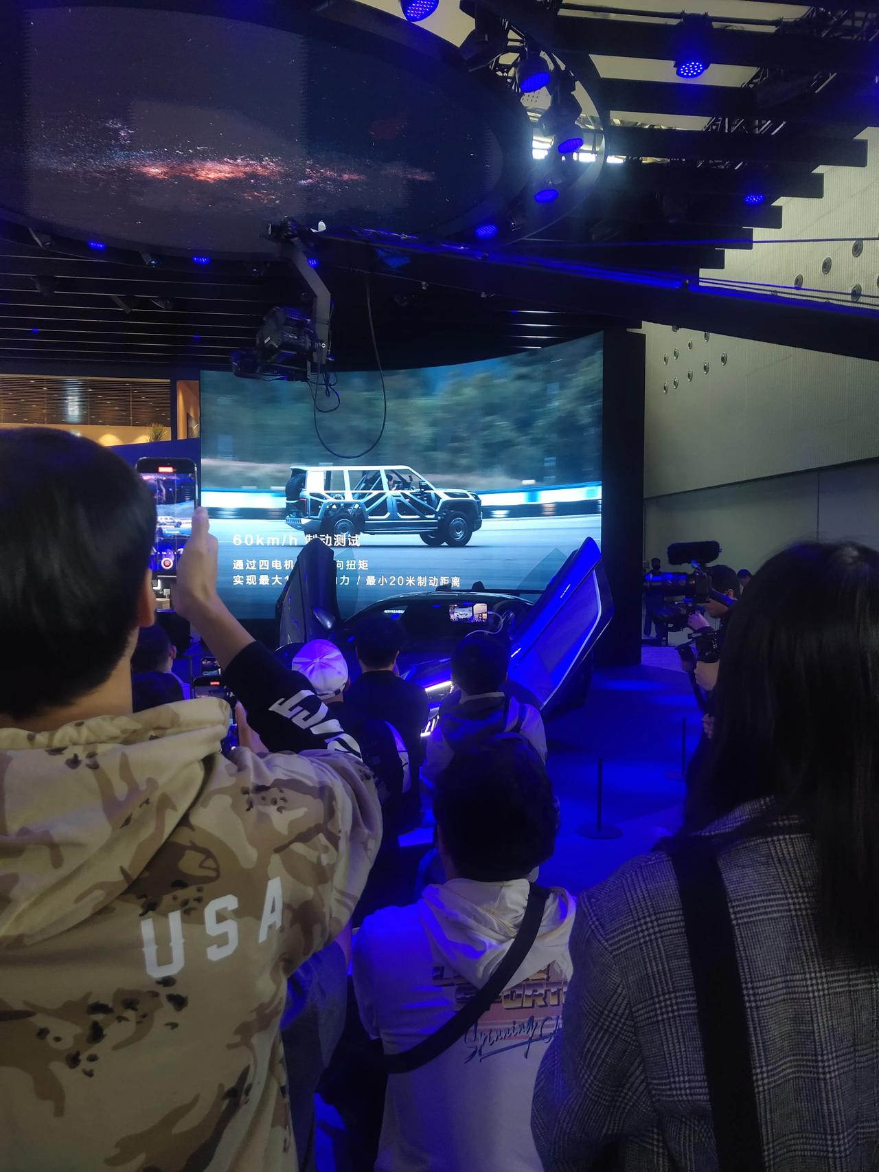 广州车展的比亚迪展台人气还是很火爆，比亚迪正式发布了海狮07 EV，仰望汽车发布