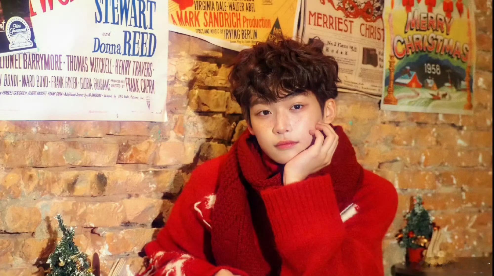 去年平安夜的梓渝 圣诞老人的麋鹿跑到这了太可爱了 