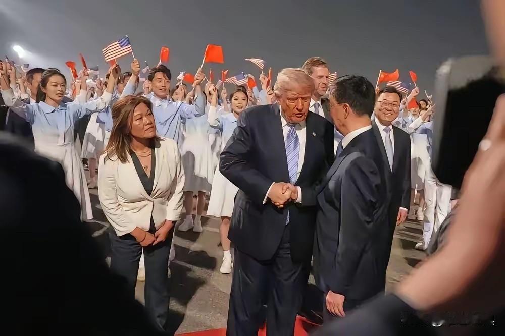 中方的礼遇与诚意，特朗普充分感受到了。
肢体语言很清晰表达出来。
看得出特朗普很