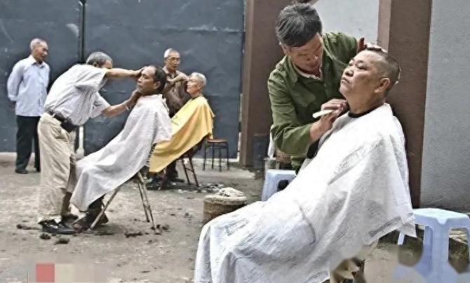 发现一个奇怪现象，十元理发路边摊到处开花，美发店还有活路吗？
 
自从“雪糕刺客