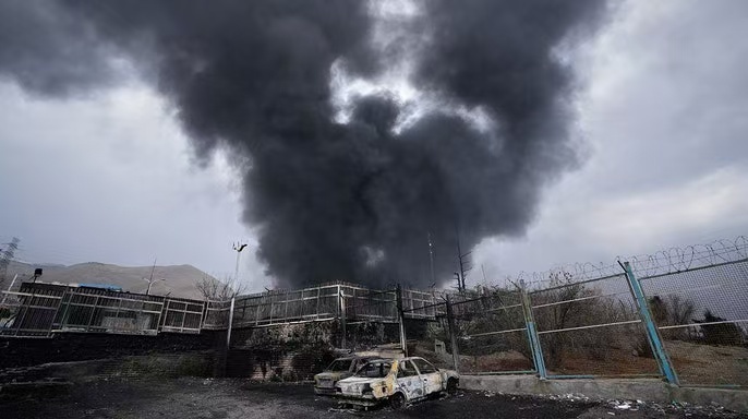 美以军事打击伊朗或导致核扩散美伊冲突 据福克斯新闻报道，美国和以色列的军事打击导