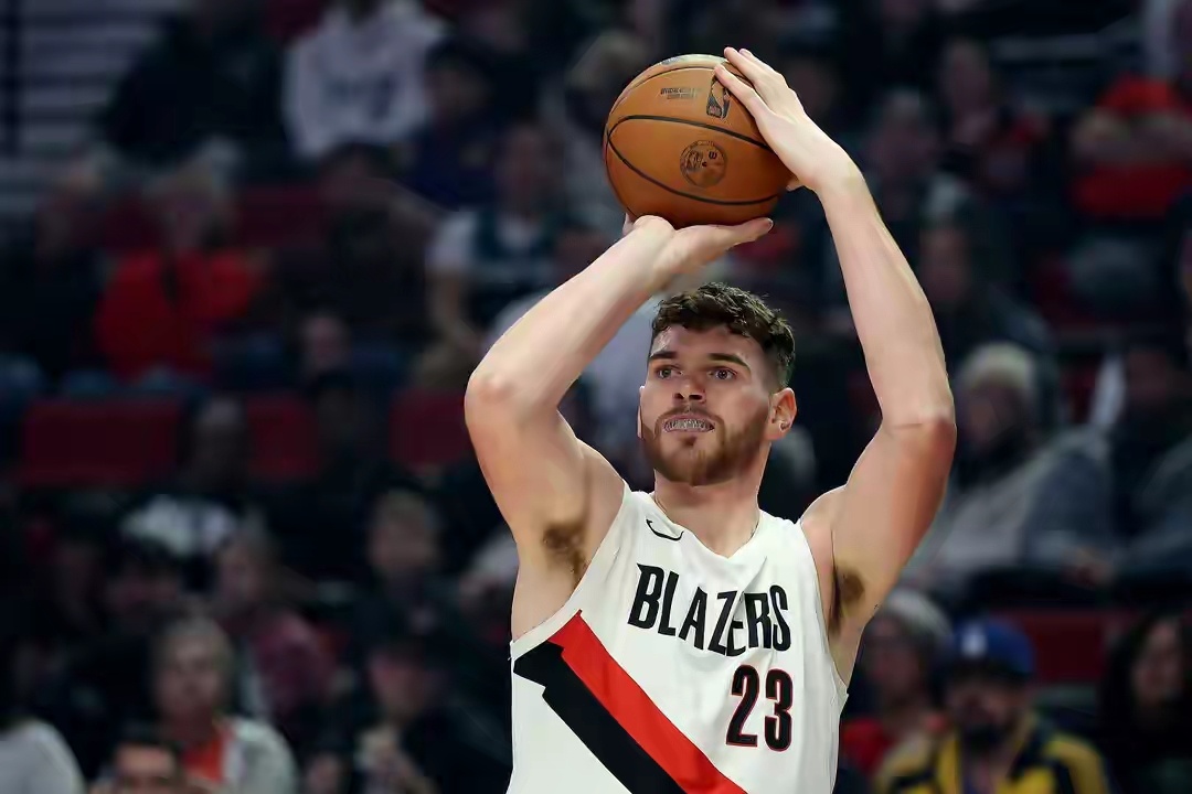 开拓者主场121-122惨遭公牛绝杀。解说王子星更新社媒写道：“观感有几条：克林