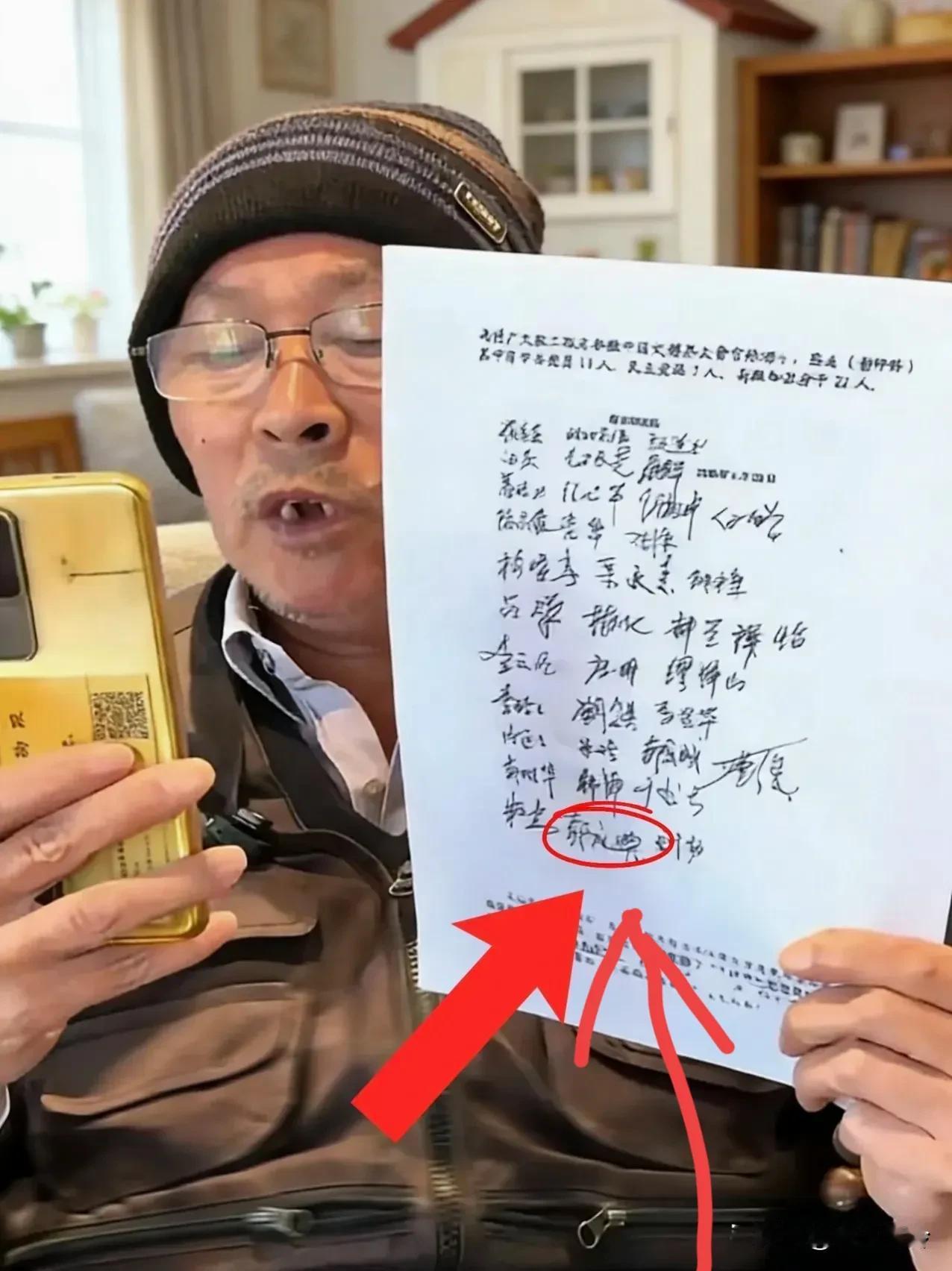 父亲徐湖平是南京博物院院长，儿子徐湘江在拍卖公司上班;

哥哥陆挺是收藏家，妹妹