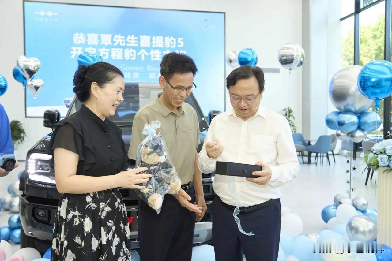 比亚迪总裁王传福为方程豹车主交车，收获墨镜礼物，满满亲和力

比亚迪现在真的越来
