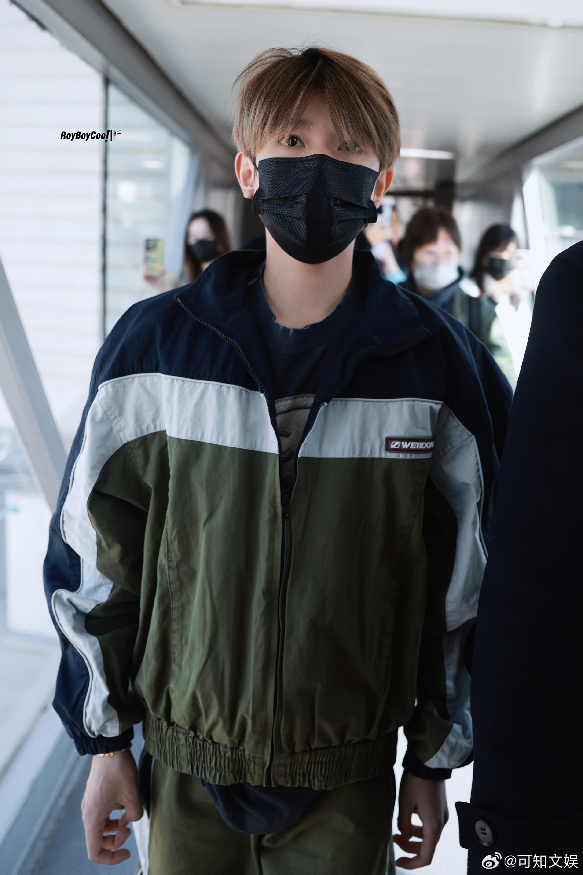 王源春分上班王源冲锋衣穿搭王源冲锋衣穿搭，不错不错， 