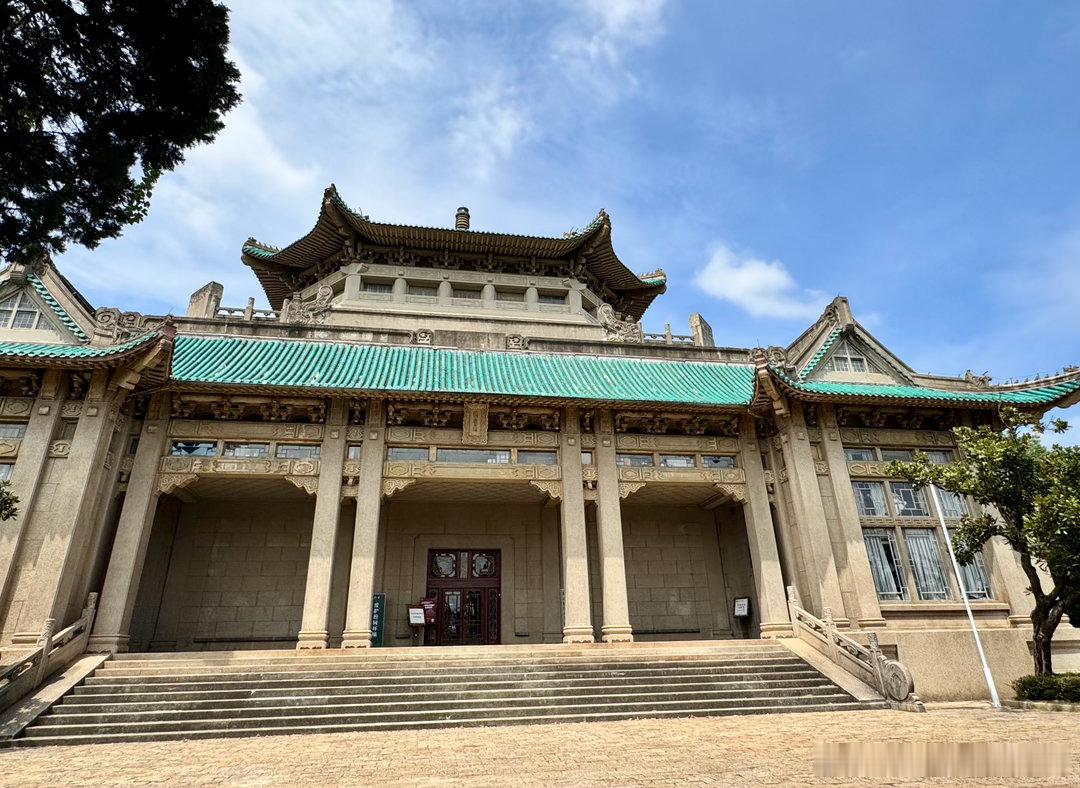 中西合璧近代复古建筑，老斋舍整体还被形容为仿布达拉宫式，顺着山势修建，形成“天平