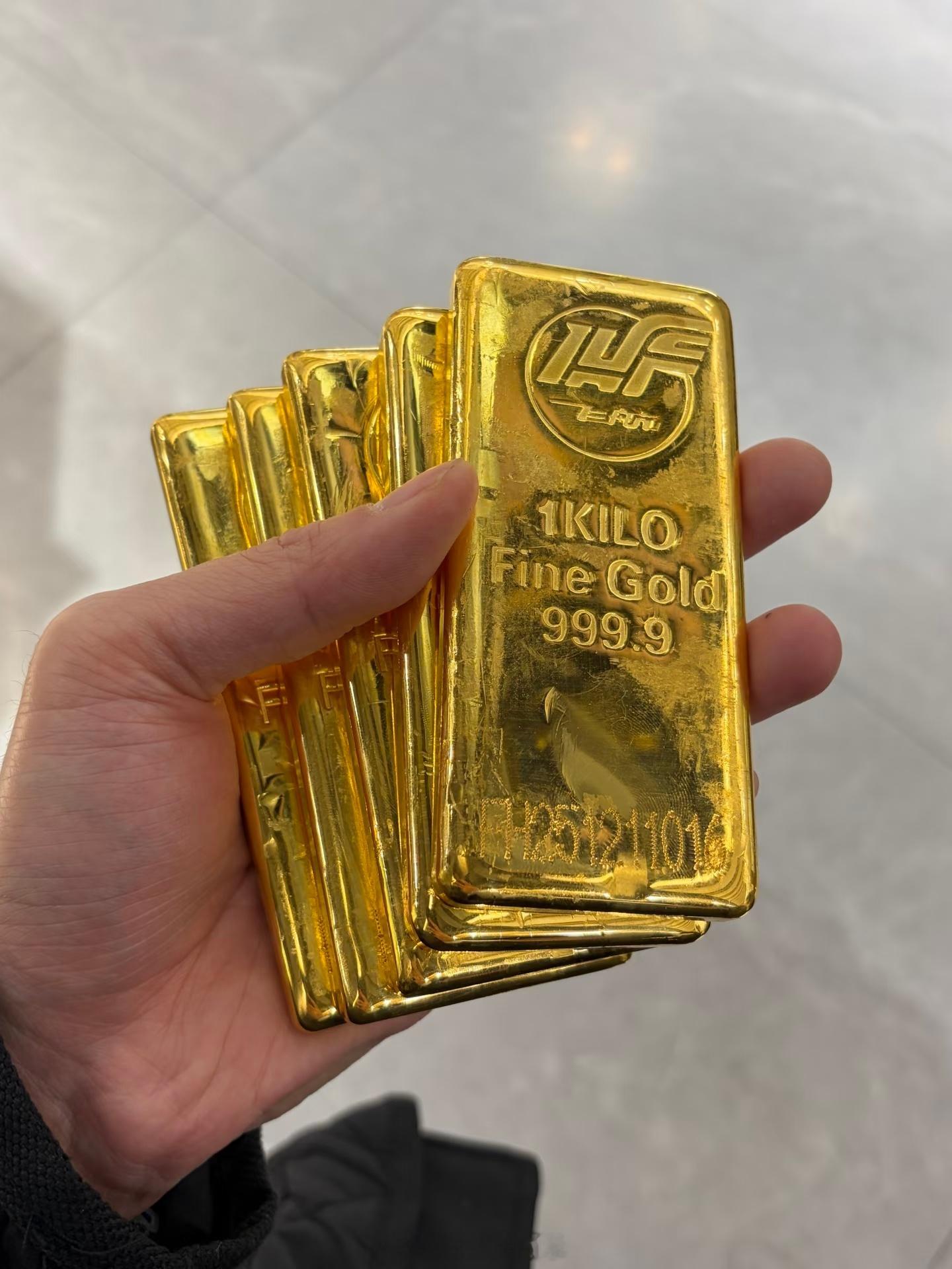 黄金我有个哥们，前几天以为已经到谷底了，加仓了一波，这几天悔不当初，这件事说明人