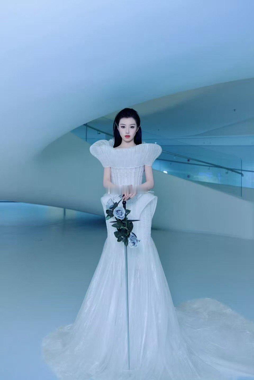 王鹤润像霜雪里唯一被应许绽放的玫瑰，冷冽，但美的惊心动魄。是介于月白与初绽玫瑰之