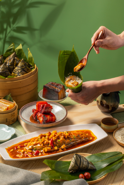 满满一桌子粽子花样超多，蜜枣棕、肉粽、豆沙棕各有风味，无限畅吃过足瘾。搭配南京经