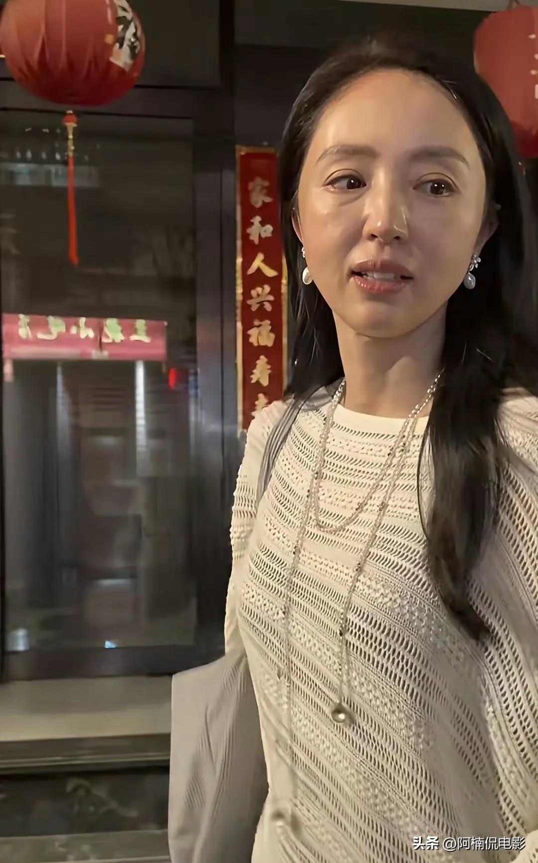 千万别被女明星精致妆造蒙蔽双眼，董璇现身厦门斗西路的路人原相机实拍几乎纯素颜。拉