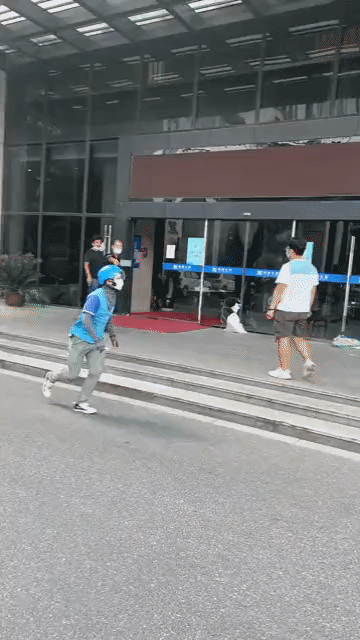 保安何苦为难外卖员啊[流泪]