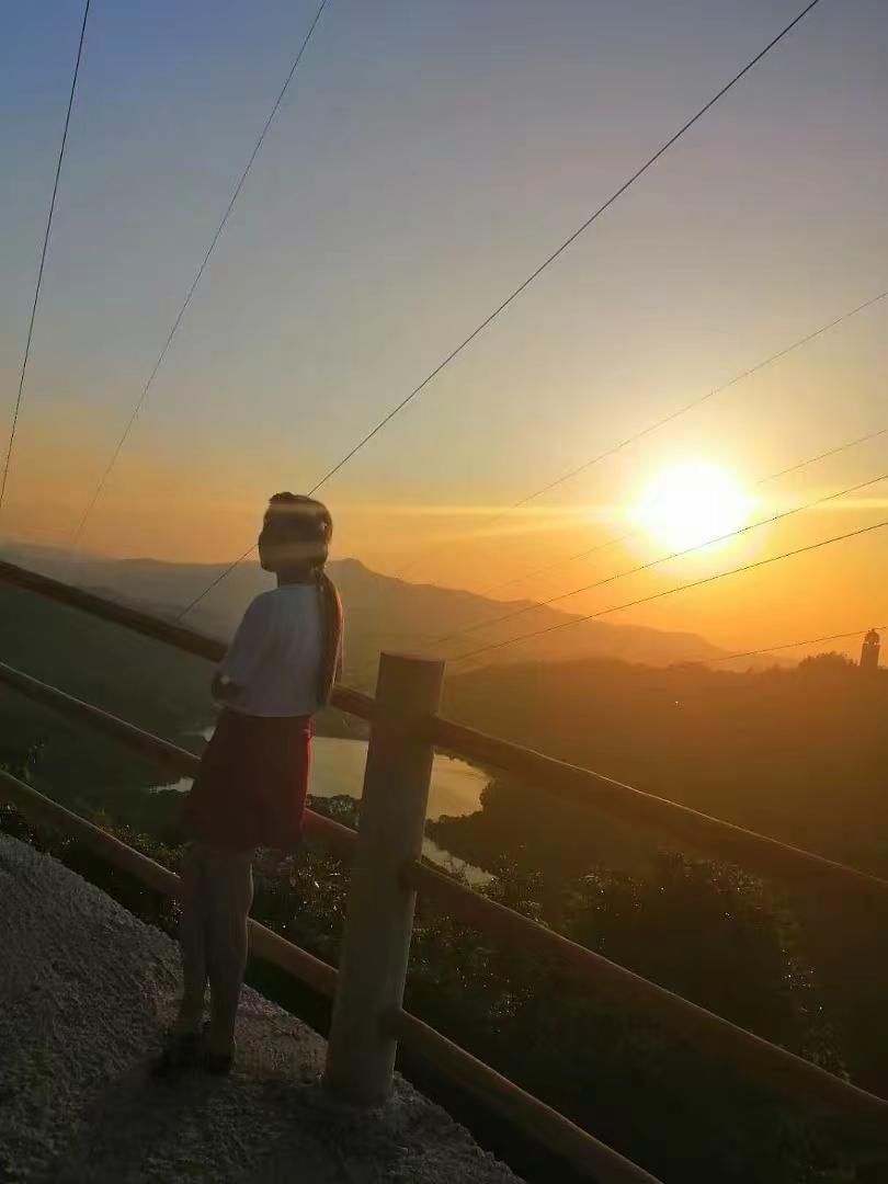 土家族媳妇那边都是女人管家，老汉儿干活养家。阿光与土家族媳妇还有3个月就要结婚满