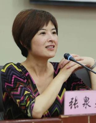 2002年，张泉灵在阿富汗十几天没洗澡，浑身难受。实在忍不住时，她对一位阿富汗男