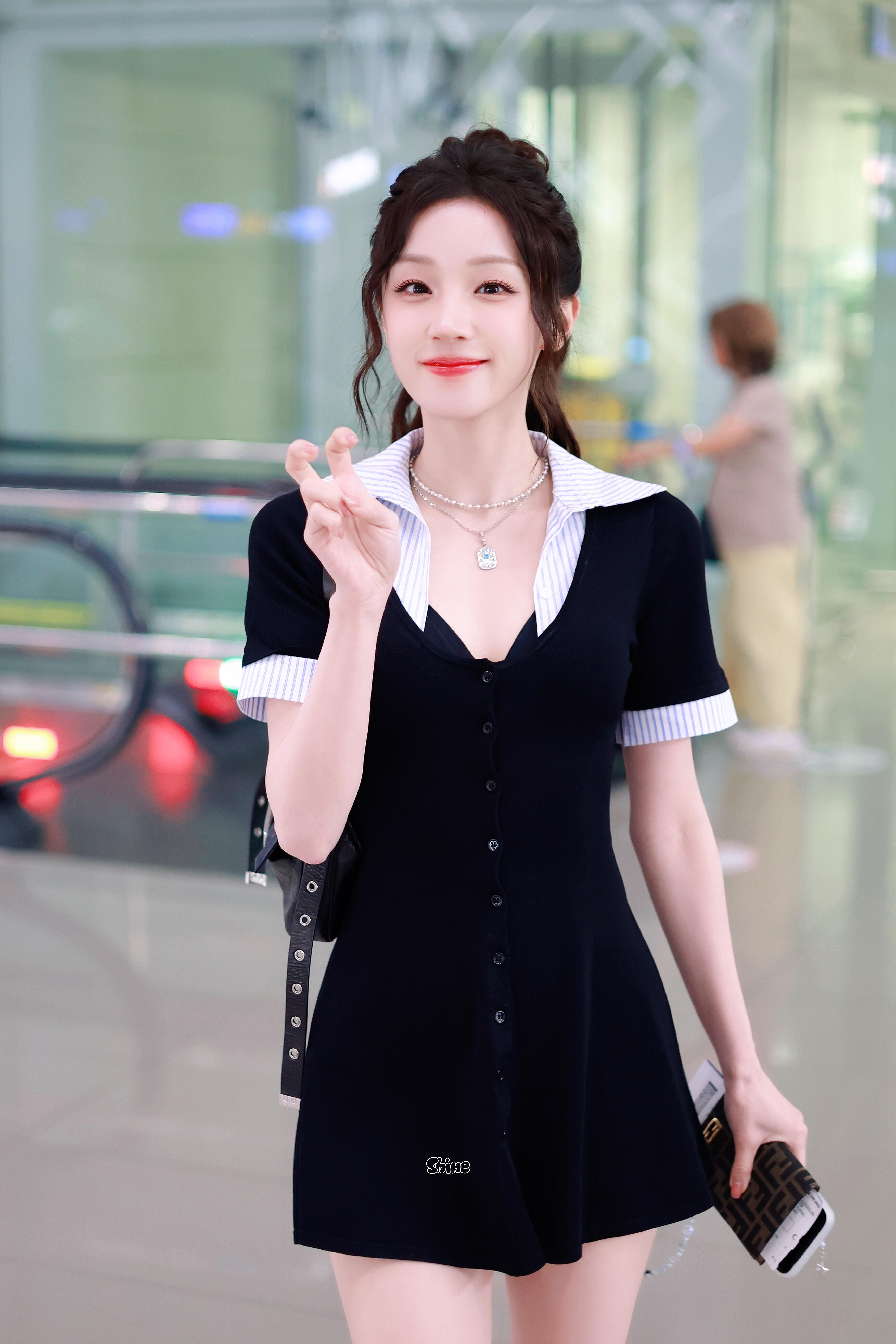 宋雨琦妥妥的高能量人 宋雨琦绝对是高能量代表，凌晨三点落地上海还赶活动，脸不累笑