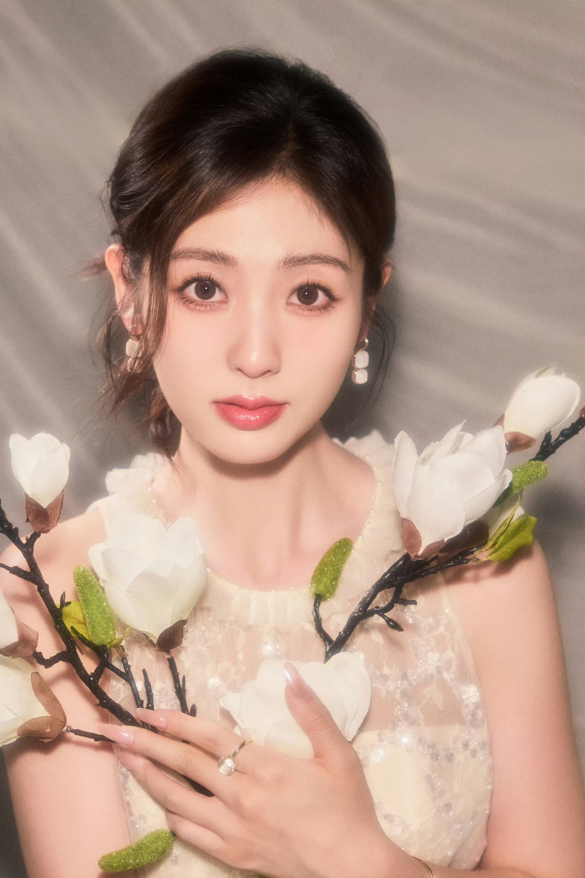 邢菲经纪人没认出来邢菲6月27日，邢菲发布了一段机场 vlog，她戴着口罩帽子全
