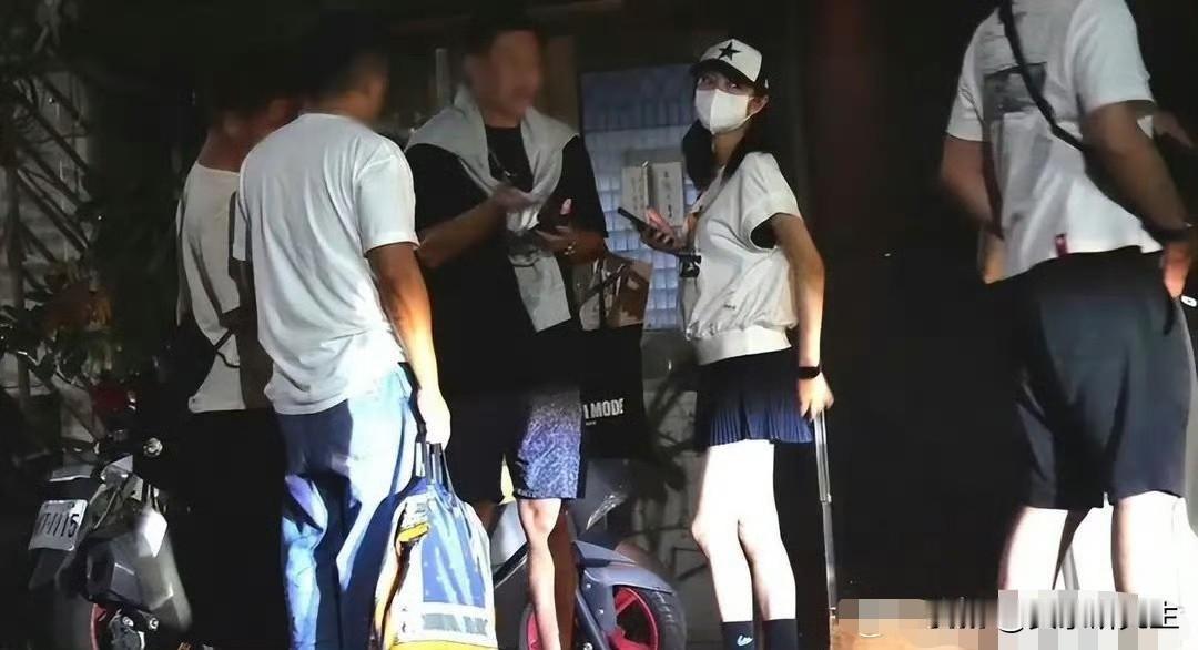 安以轩的生活节奏最近成了不少人关注的点。白天她刚带着两个孩子去诊所看病，晚上就被
