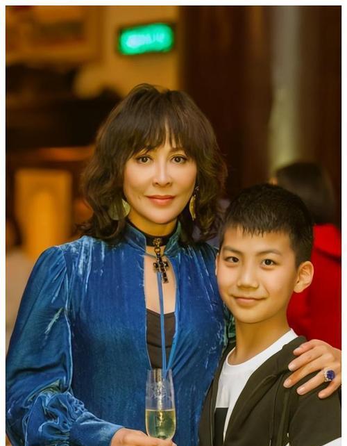 当年，刘嘉玲拿着价值30万的金碗筷，对胡军说：“我要做你儿子的干妈，这是见面礼。