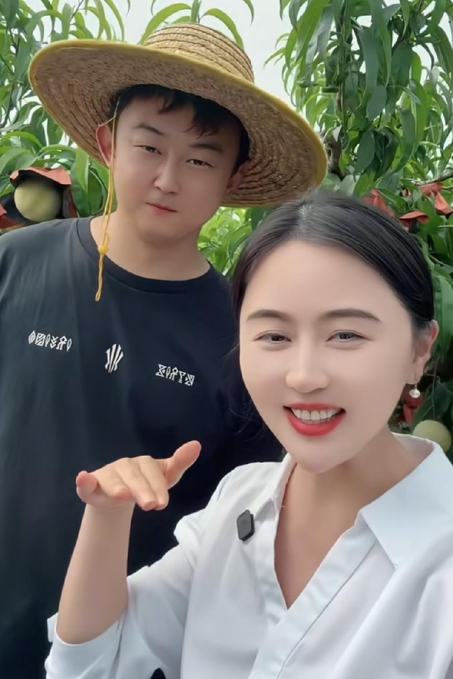 相宜博士还是熟悉的味道，熟悉的配方，又回白良村宣传桃子了，这次他要帮农民把村里的