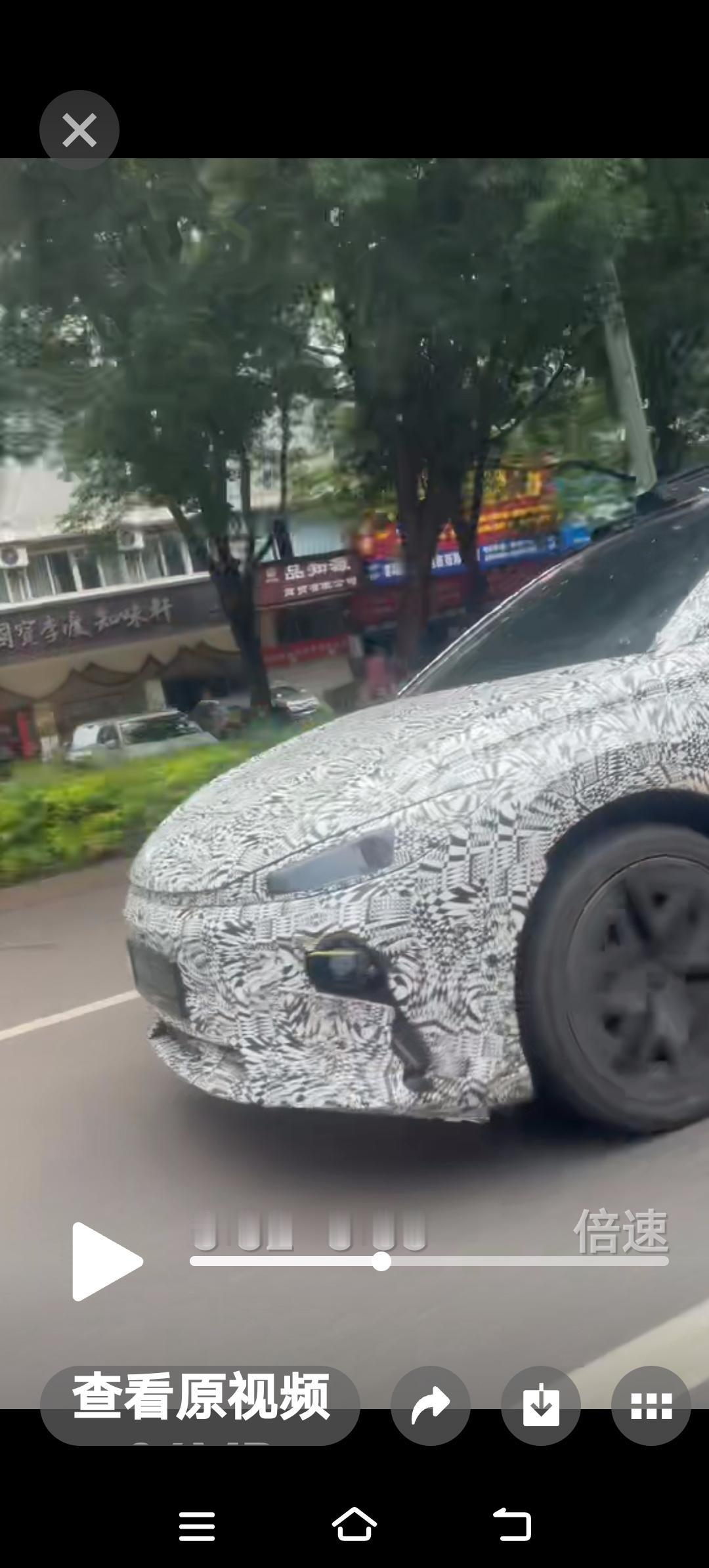 我坐在车上，在芙蓉路发现了一辆小车，怪怪的。不象一般的车，车身涂装花纹带点恐怖，