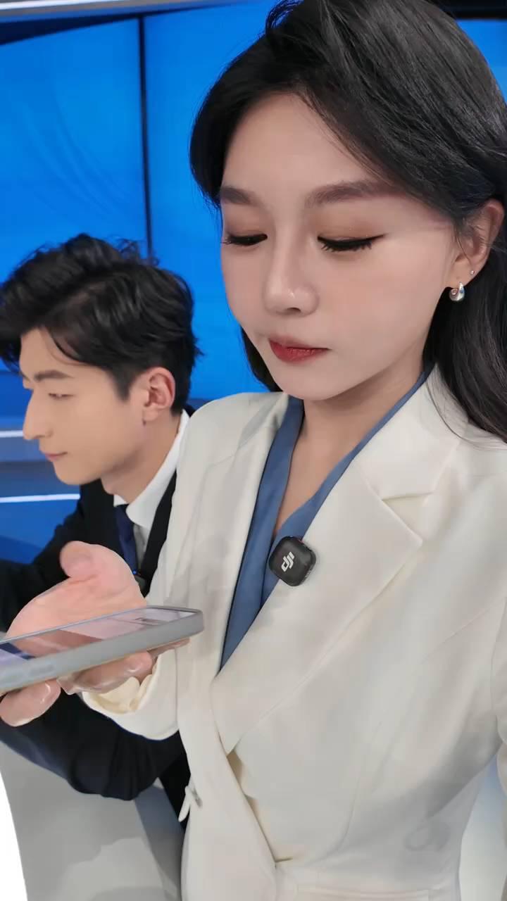 当男生不再爱你时的4个表现。
·一、日常相处时他会习惯性的玩手机。
·二、当他听