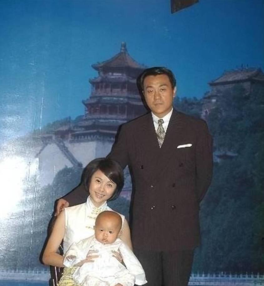 1997年，何冰遇到了多年未见的女同学李海洋，女同学说：“我都29了，嫁不出去了