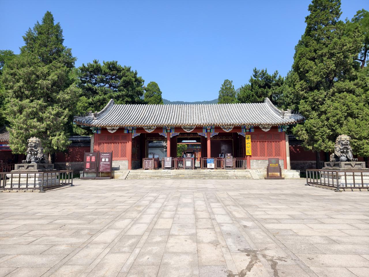 闲逛香山公园，登顶香炉峰后，出豫泰门，过挂甲塔，从碧云寺、煤厂街返程！！