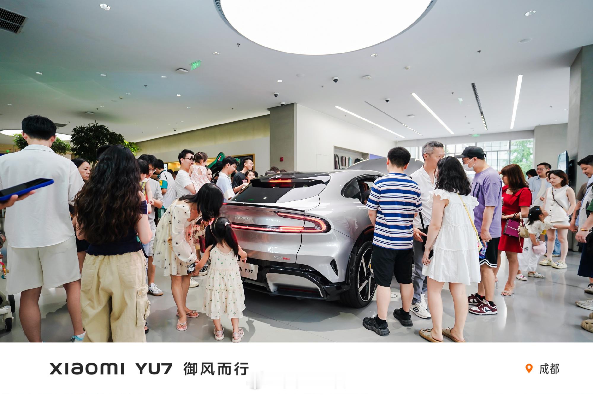 小米YU7体验的人根本挤不过来1、这个双休是小米YU7发布后的首个周末，根据各方