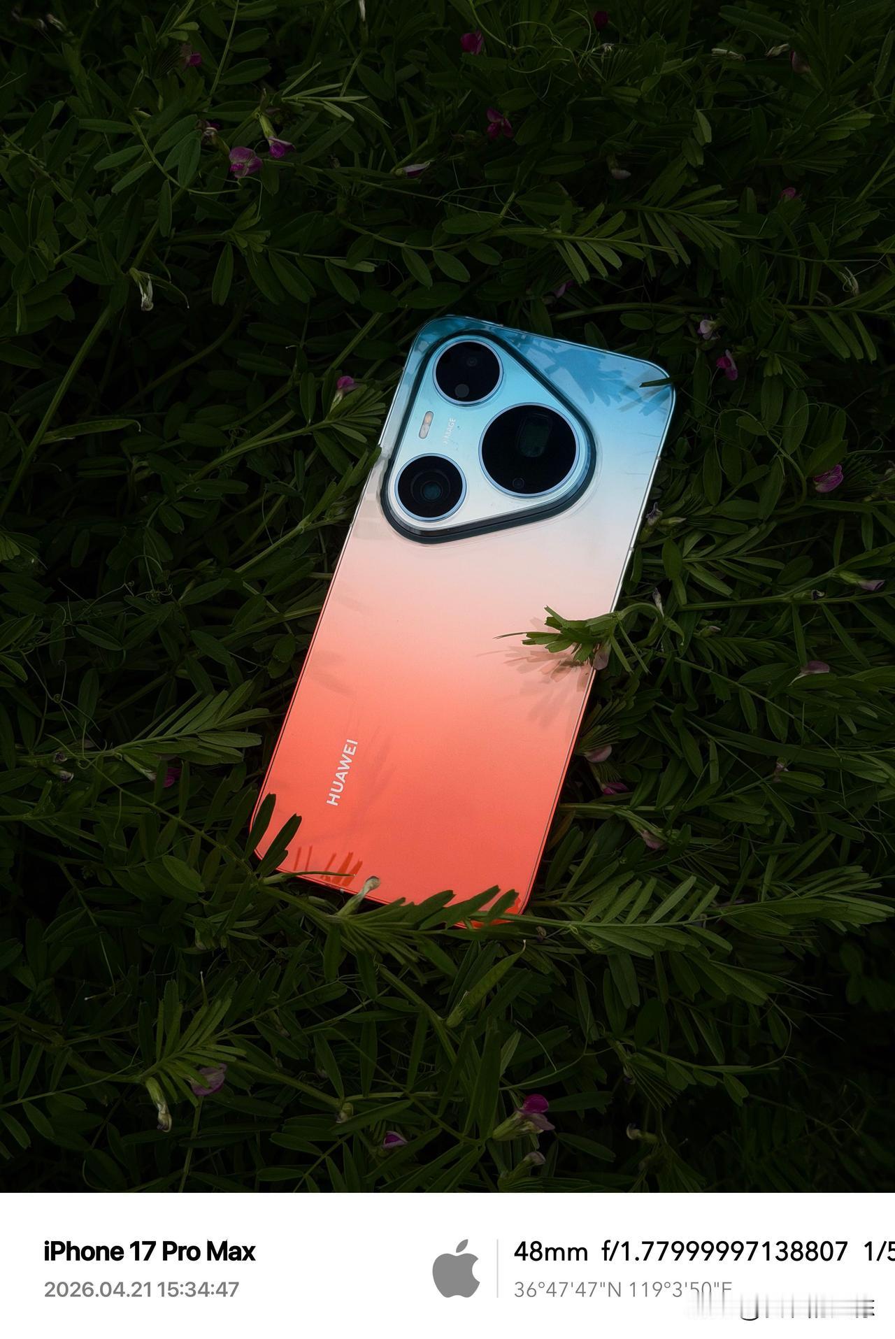 华为Pura 90 Pro Max的渐变色极具辨识度，屏幕改为直屏，相机模组延续