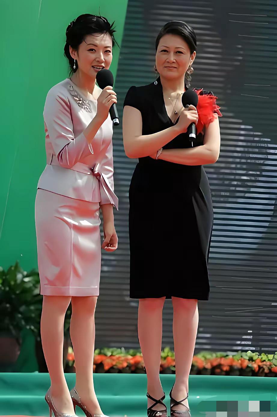 张凯丽我认识，旁边女士是谁？非常有气质
