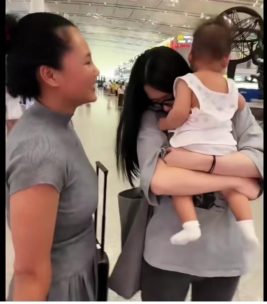 耿老师的大女儿继续海外追求学业，耿老师依依不舍，全家一起送行。
耿老师说虽然不舍
